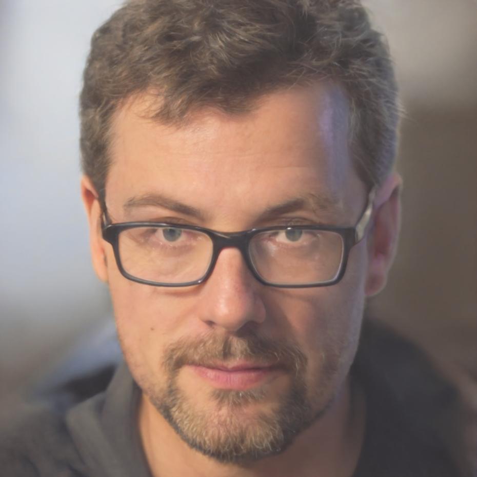 Fidel Urrutia trabajando en análisis financiero