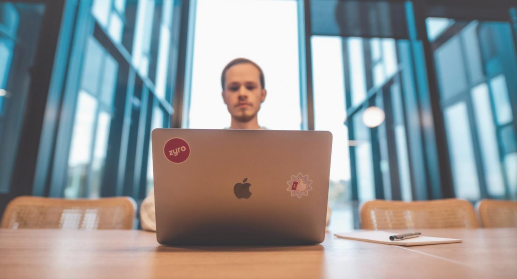 Espacio de trabajo con documentos financieros y análisis empresarial