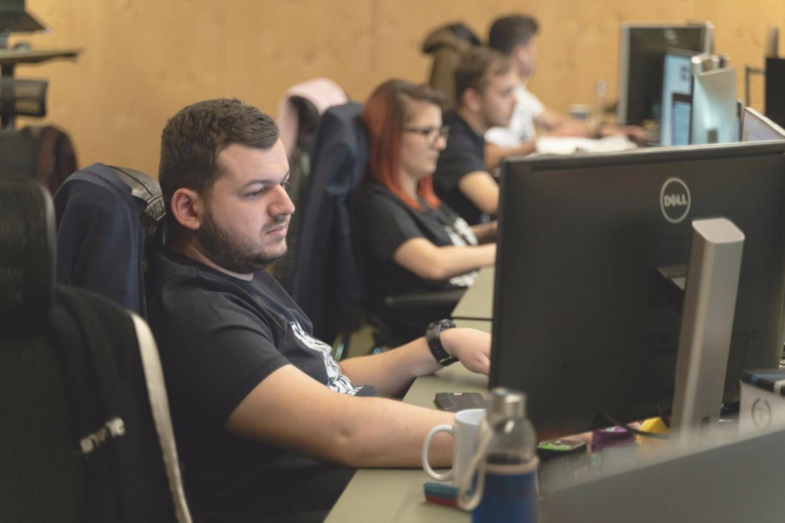 Reunión profesional analizando documentos financieros